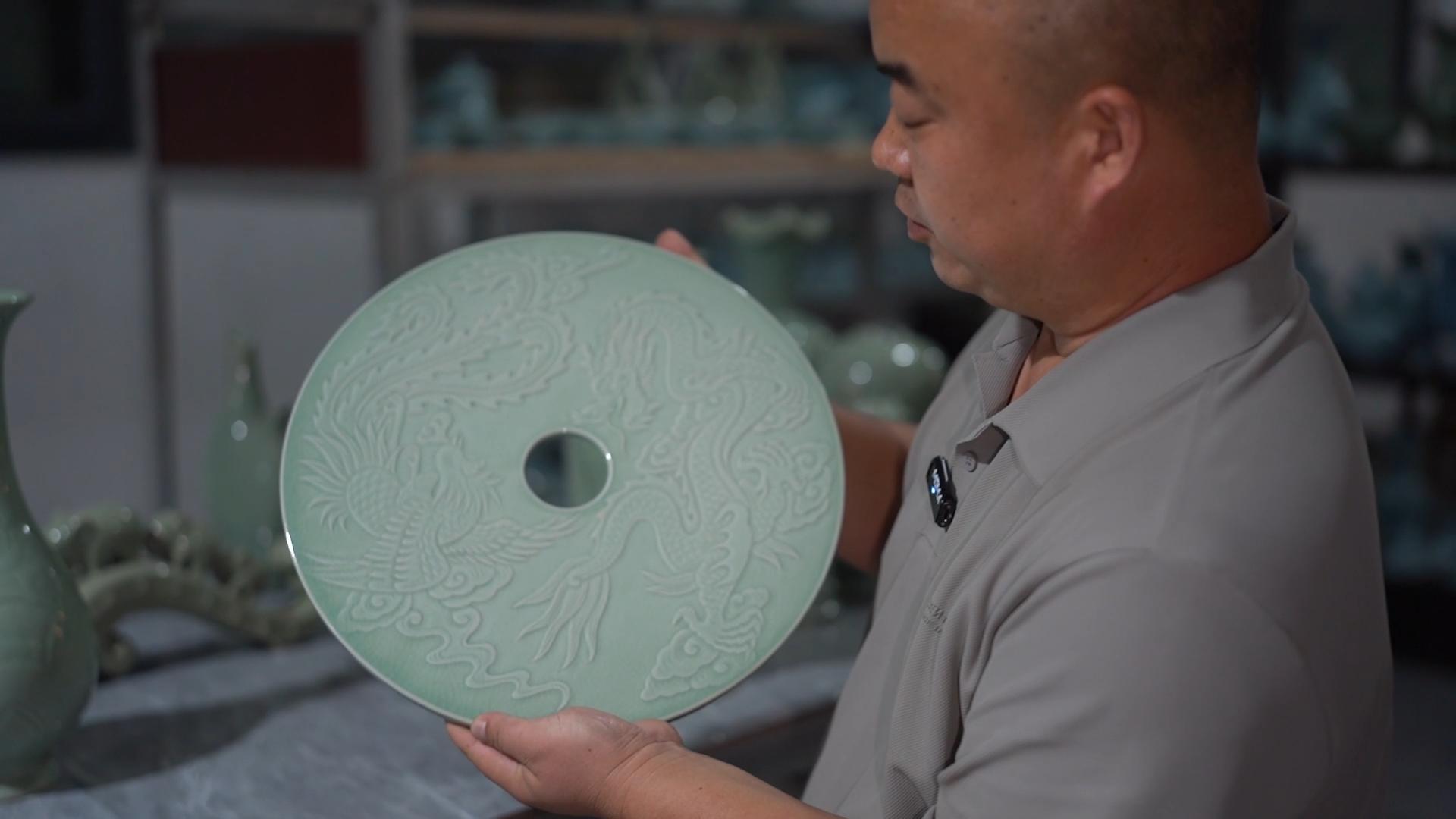 天青釉润、精工雕刻！郭鹏飞汝瓷珍品里的 “守” 与 “创”