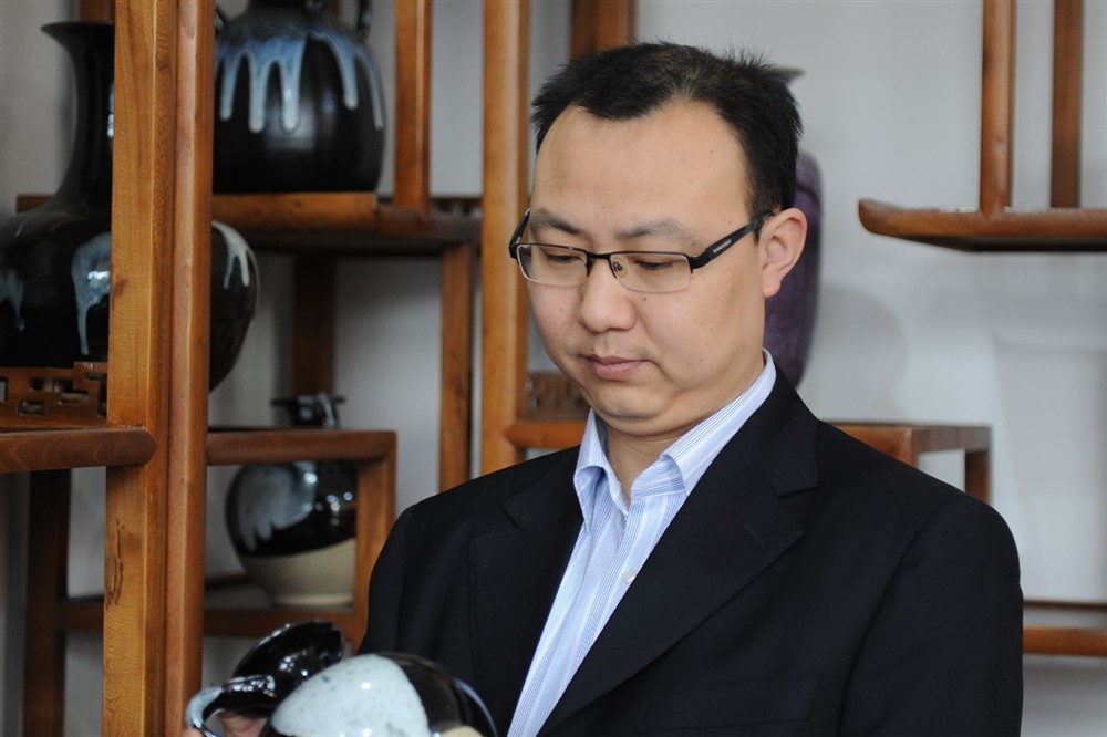 河南省陶瓷艺术大师张伟入编《河南陶瓷40年大师精品鉴藏》